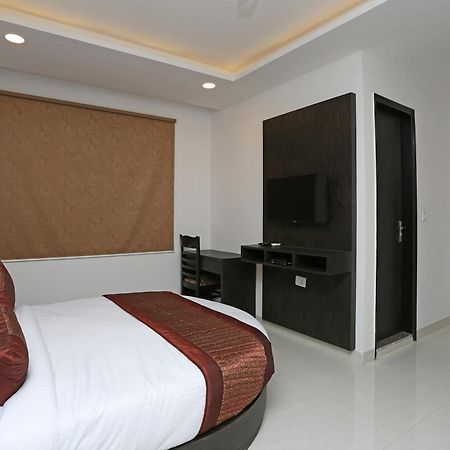 Hotel O M Suites Ню Делхи Екстериор снимка