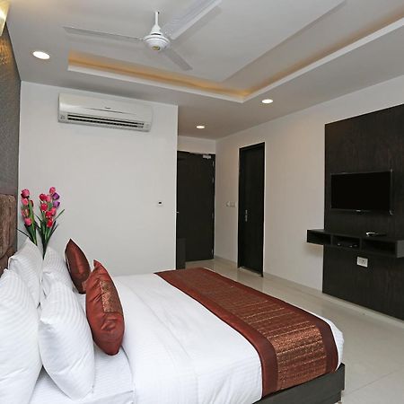 Hotel O M Suites Ню Делхи Екстериор снимка