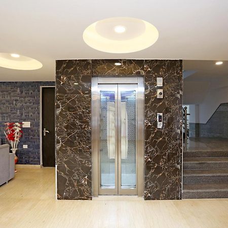 Hotel O M Suites Ню Делхи Екстериор снимка