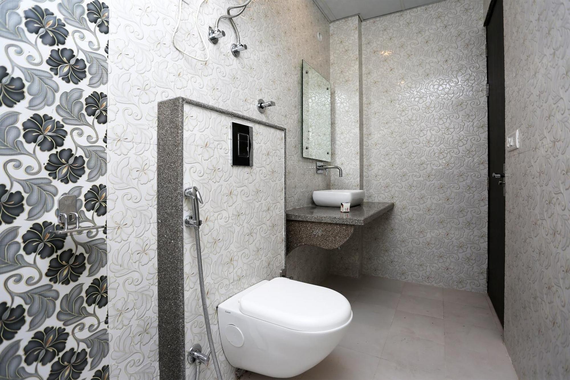 Hotel O M Suites Ню Делхи Екстериор снимка