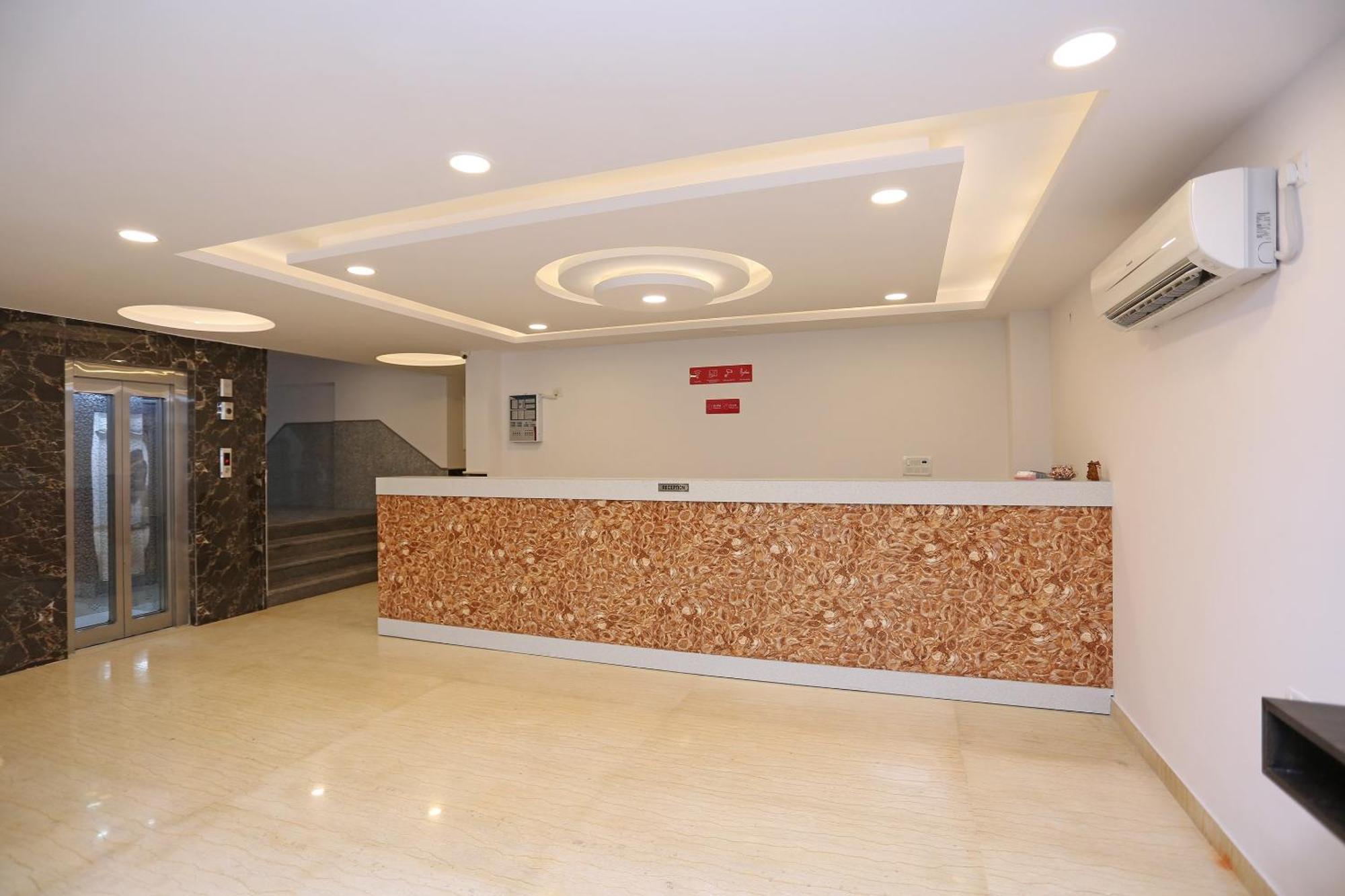 Hotel O M Suites Ню Делхи Екстериор снимка