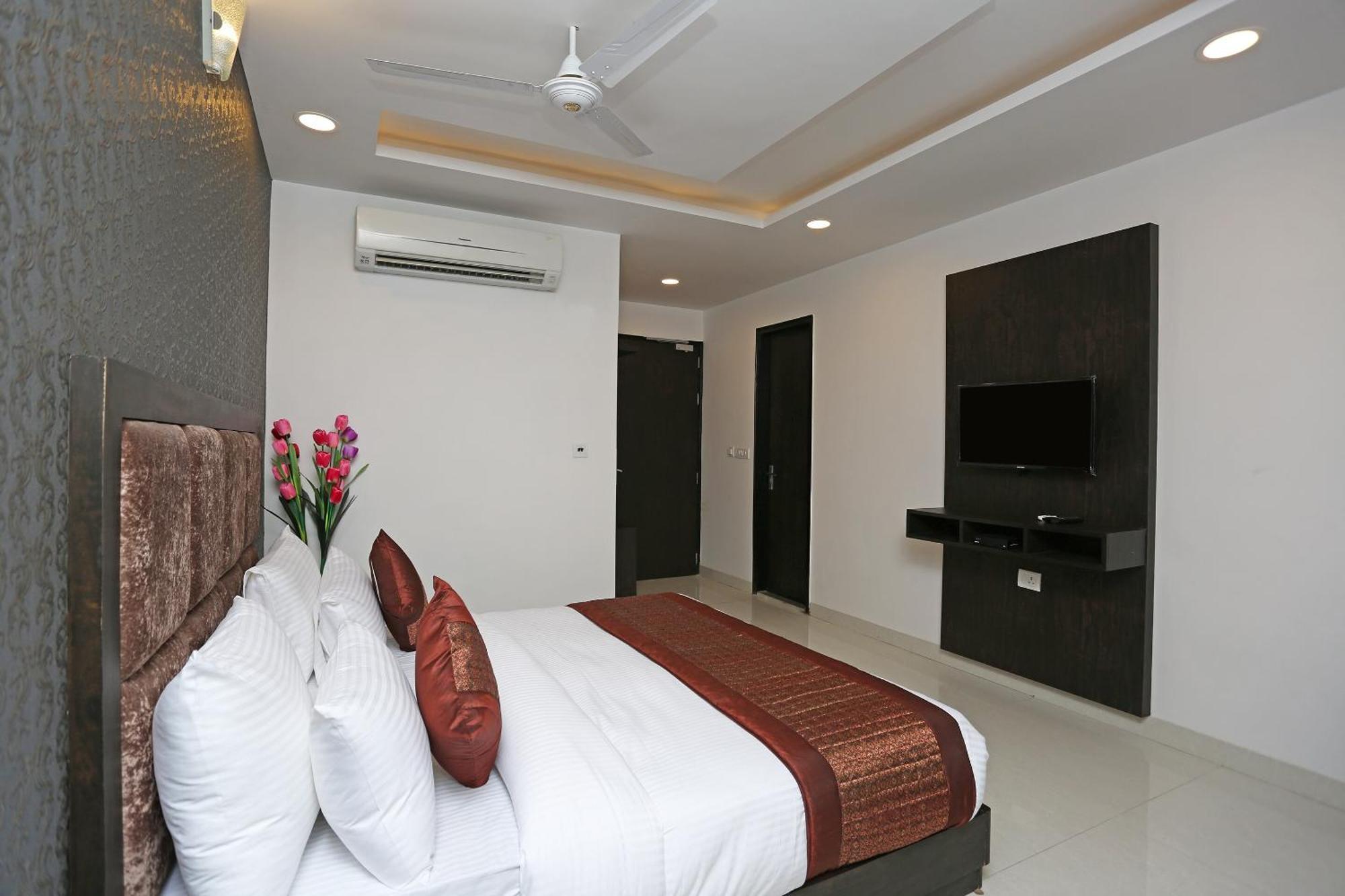 Hotel O M Suites Ню Делхи Екстериор снимка
