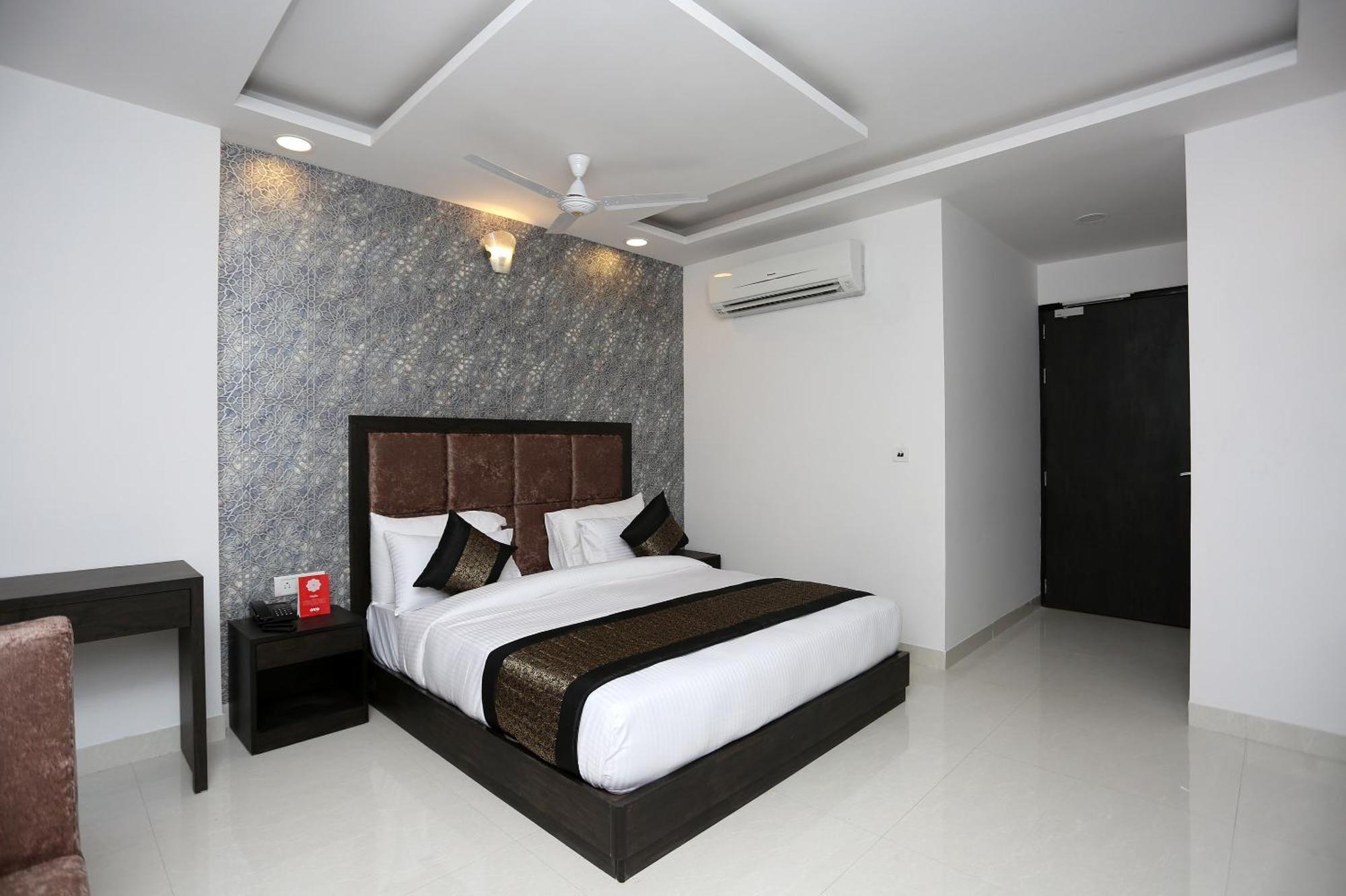 Hotel O M Suites Ню Делхи Екстериор снимка