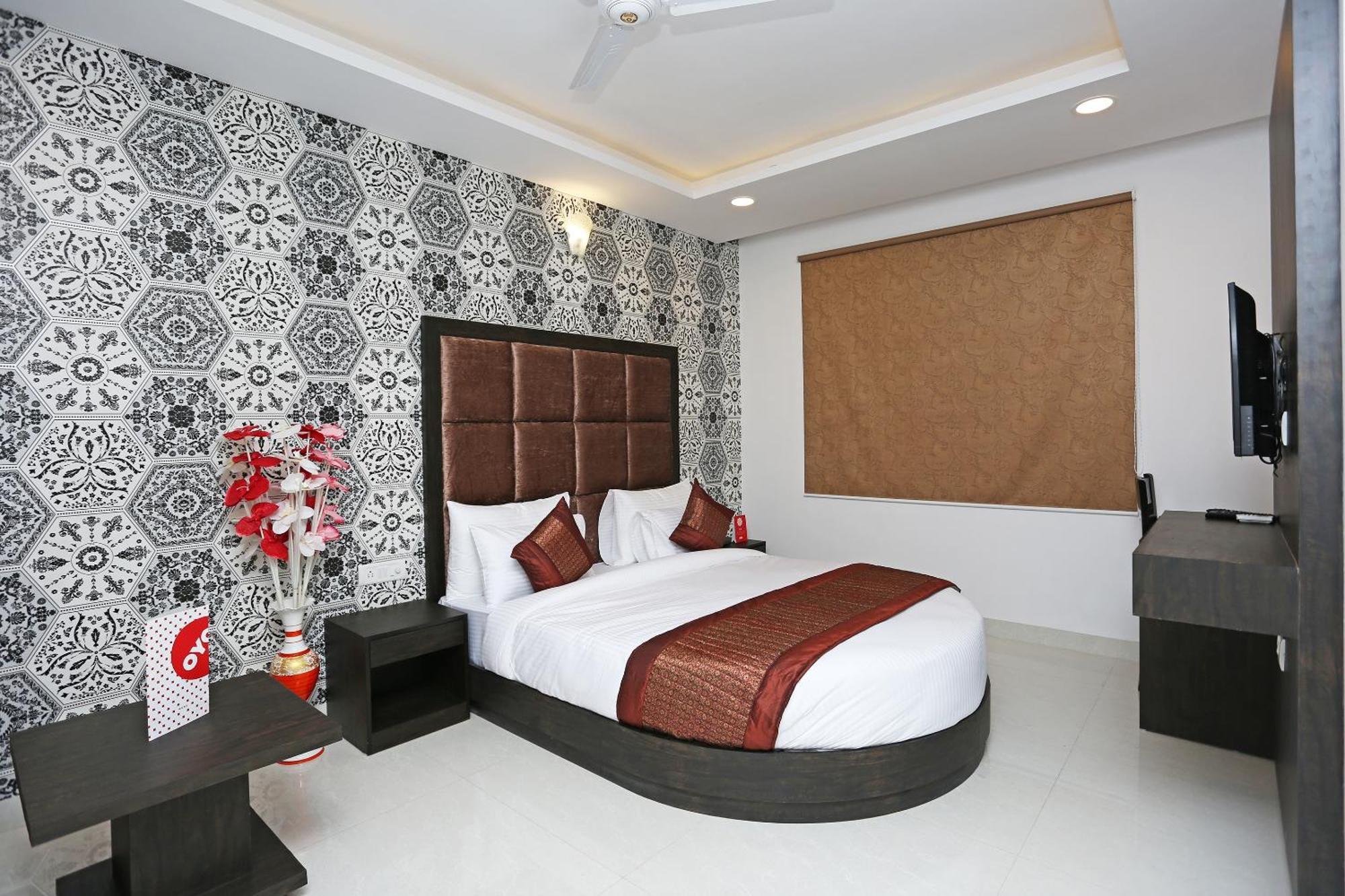 Hotel O M Suites Ню Делхи Екстериор снимка
