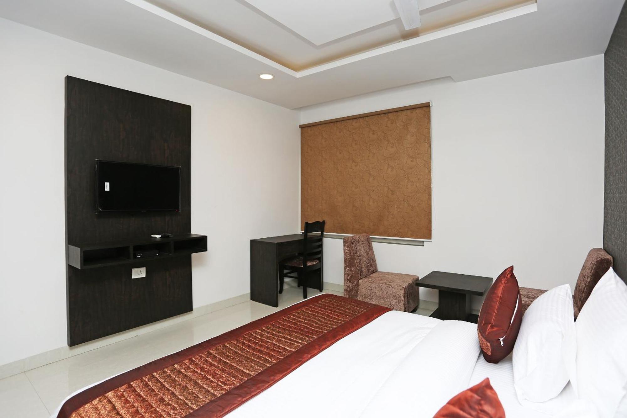 Hotel O M Suites Ню Делхи Екстериор снимка