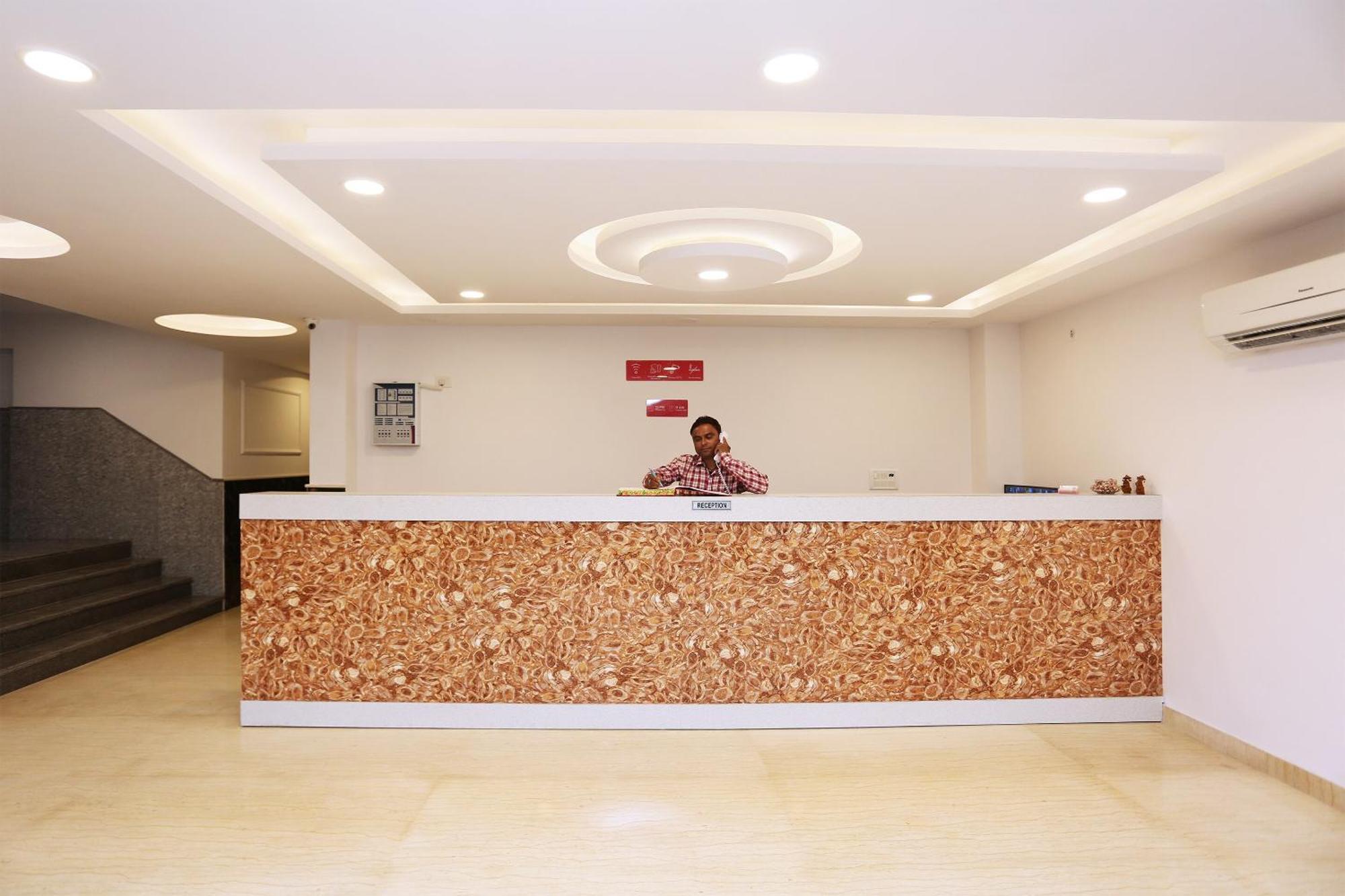 Hotel O M Suites Ню Делхи Екстериор снимка