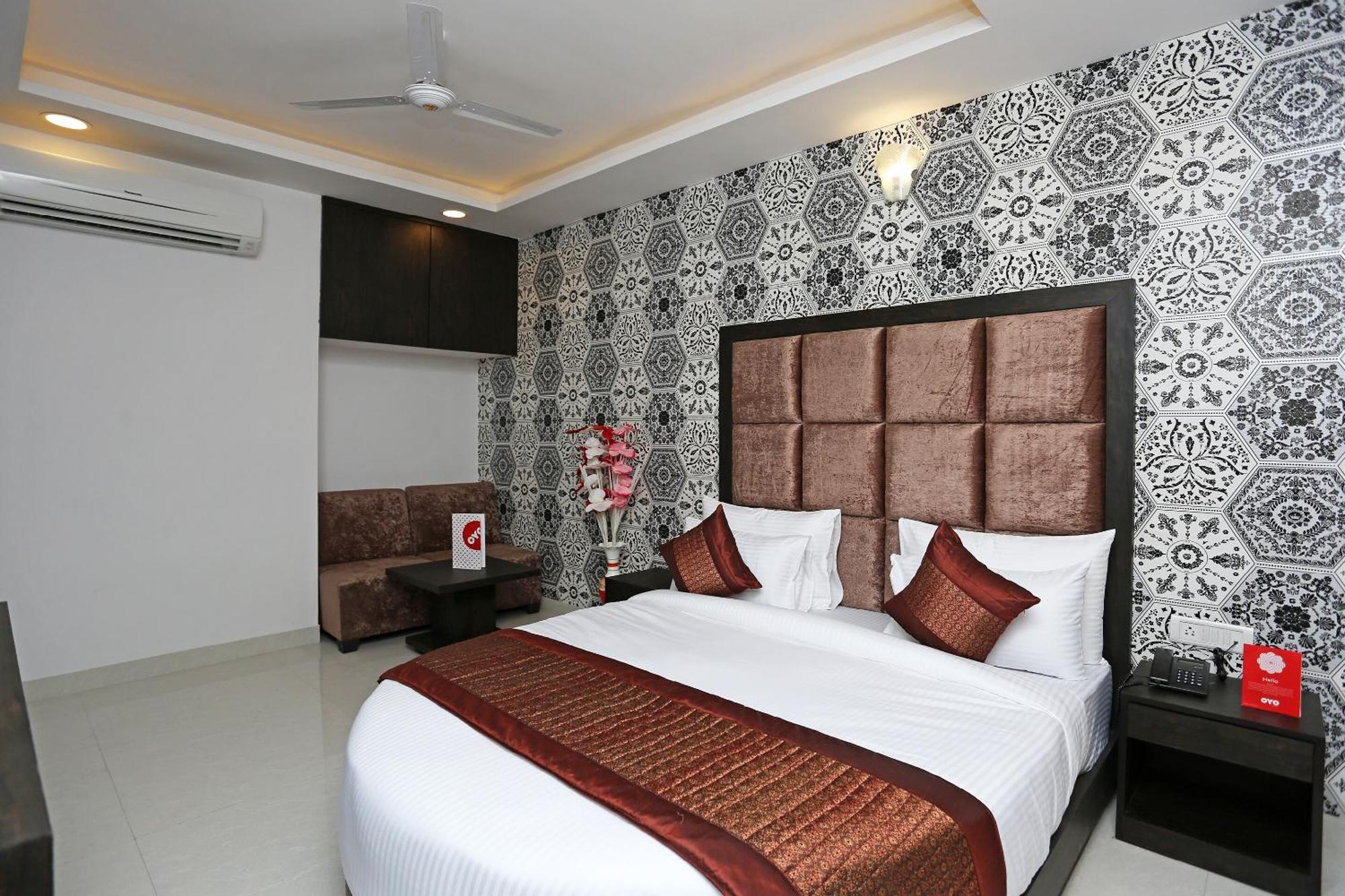 Hotel O M Suites Ню Делхи Екстериор снимка