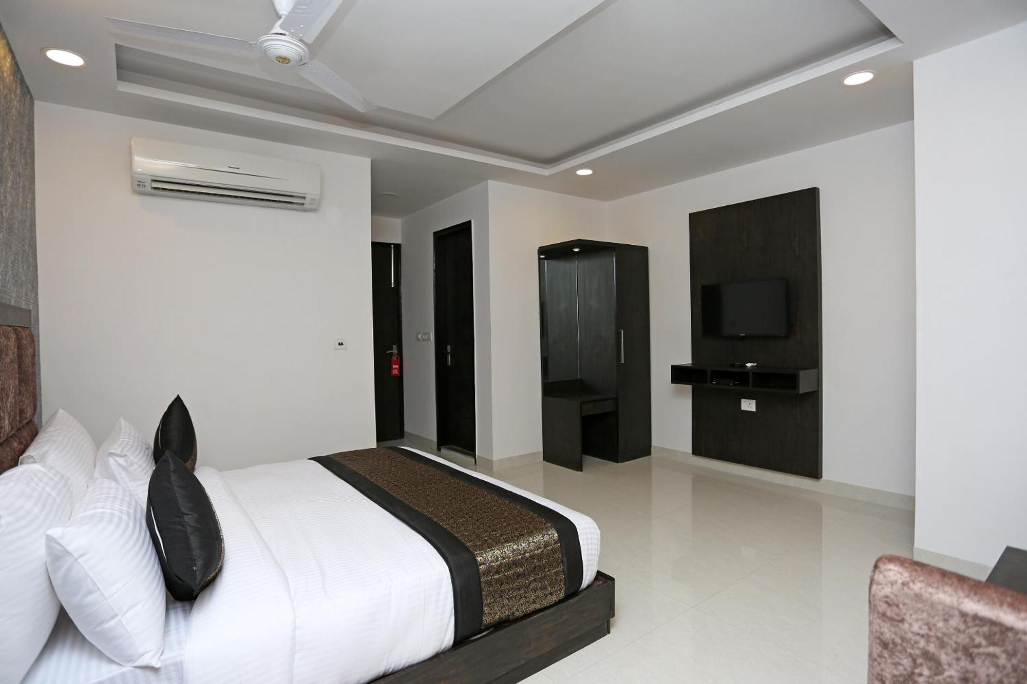 Hotel O M Suites Ню Делхи Екстериор снимка