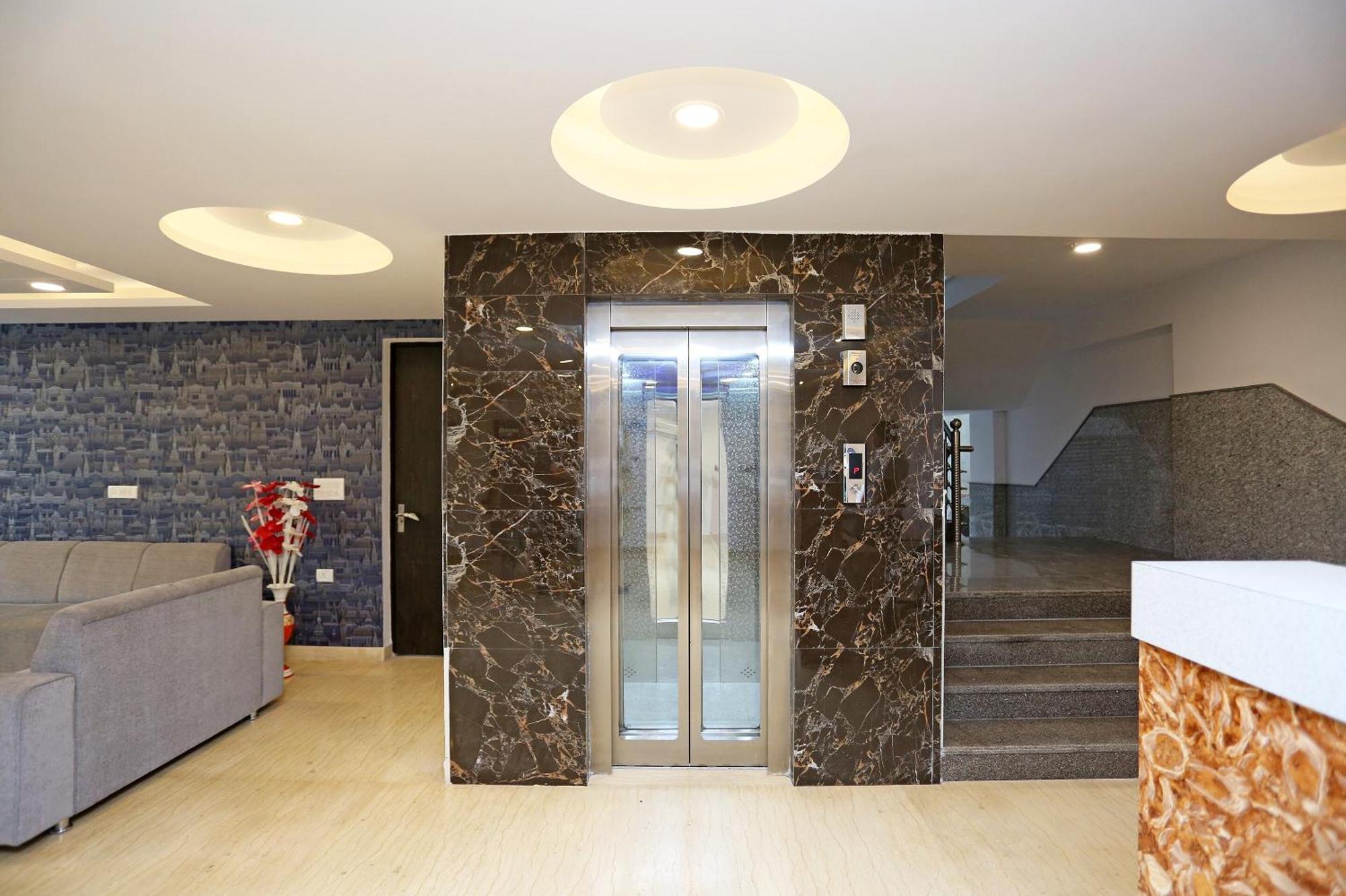 Hotel O M Suites Ню Делхи Екстериор снимка